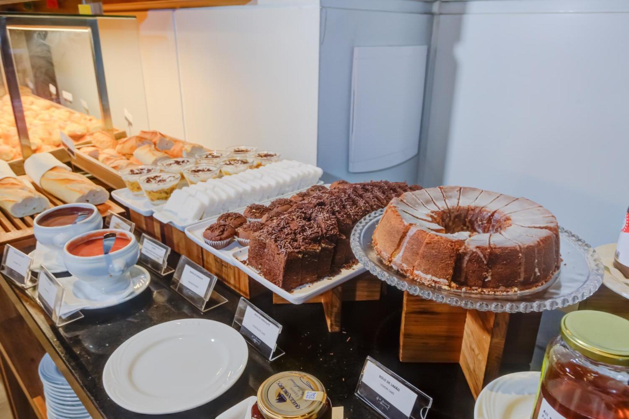 Radisson Sao Paulo Paulista Hotel Ngoại thất bức ảnh A selection of cakes at a buffet