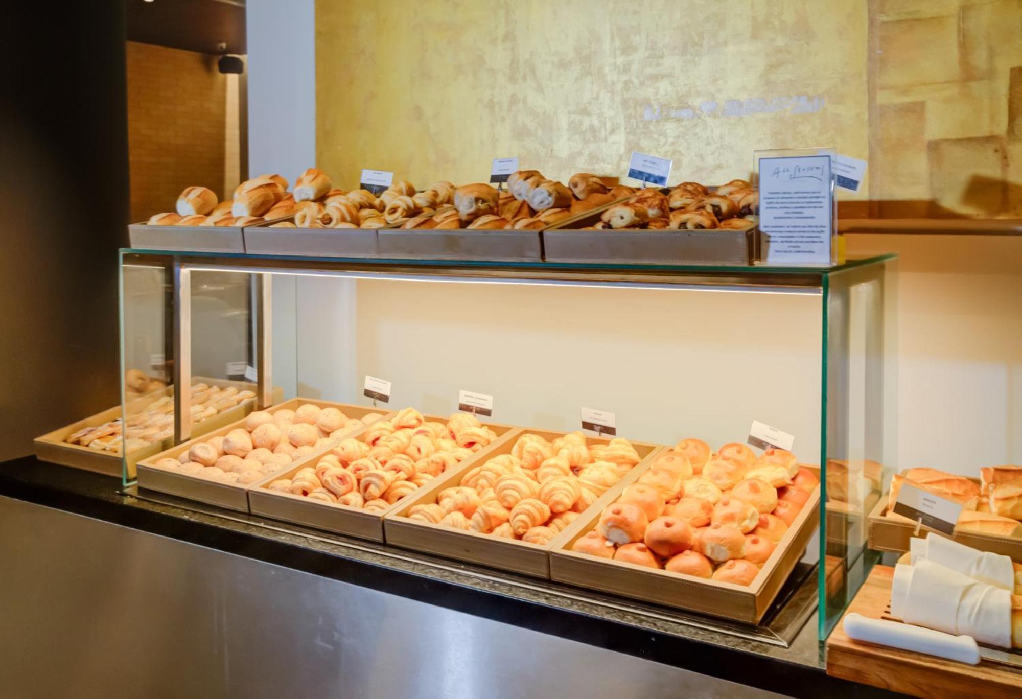 Radisson Sao Paulo Paulista Hotel Ngoại thất bức ảnh A display case of pastries