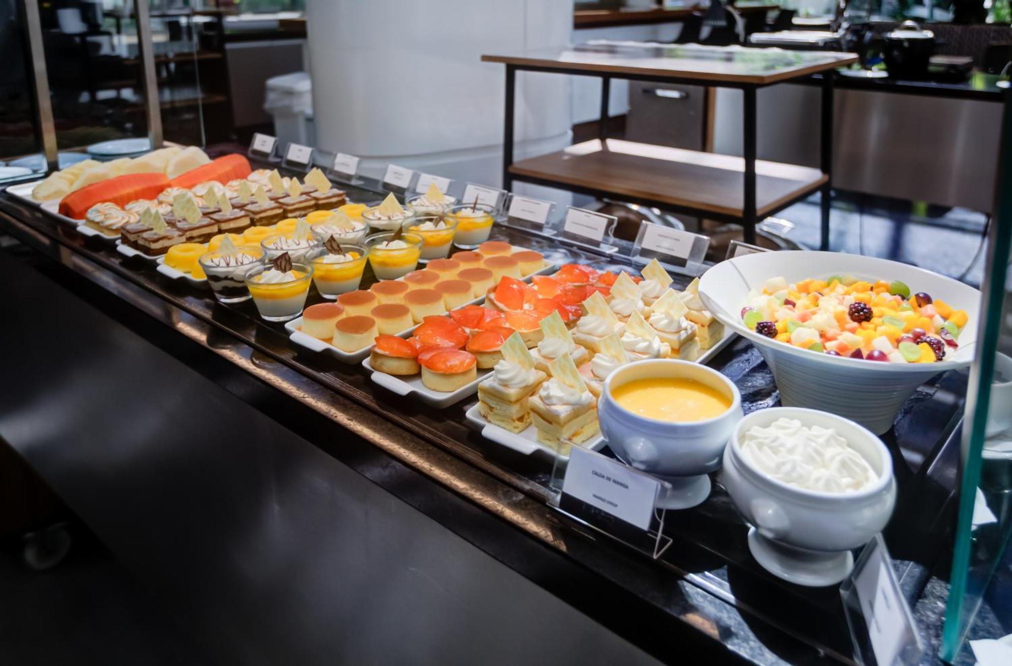 Radisson Sao Paulo Paulista Hotel Ngoại thất bức ảnh A selection of desserts at a buffet