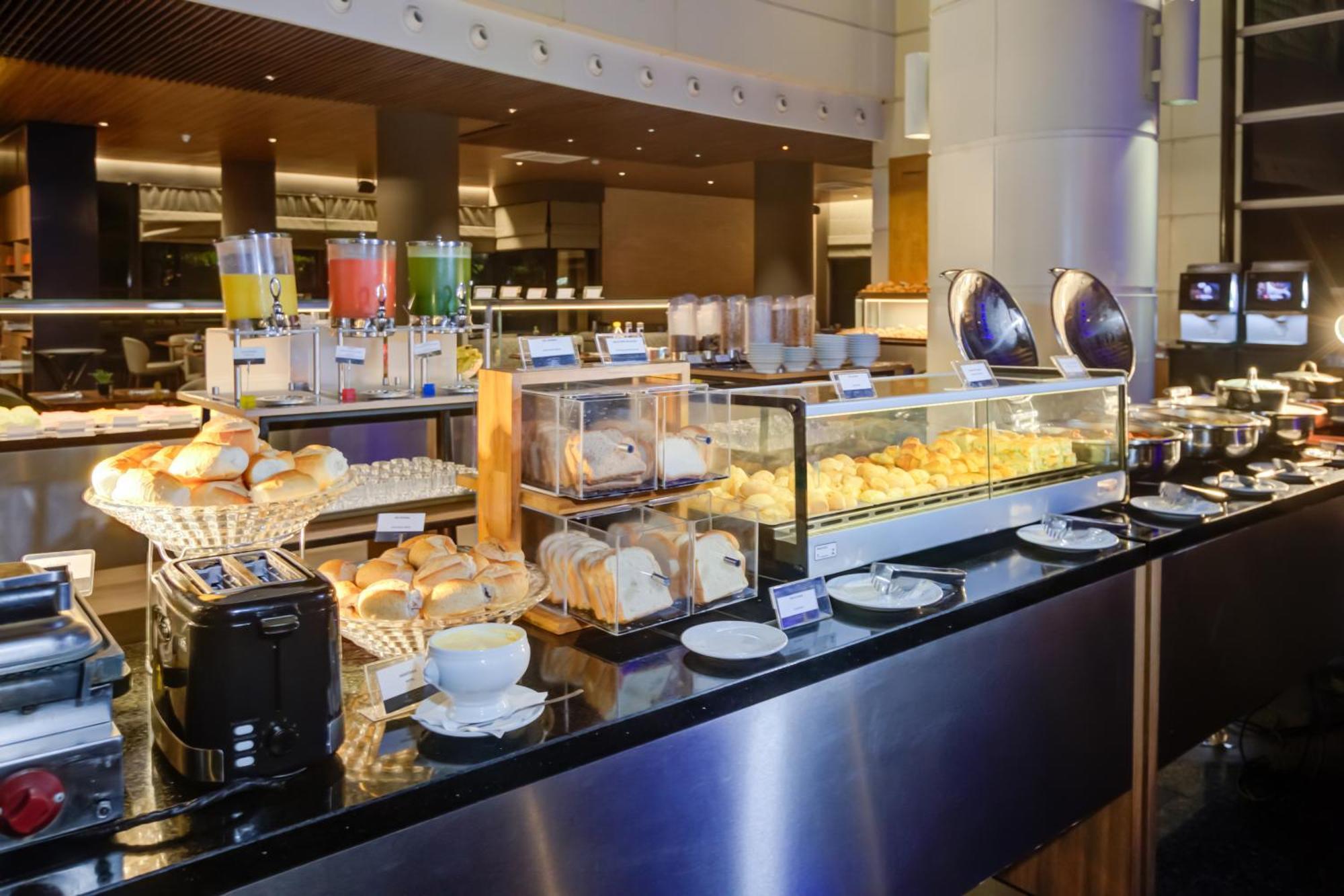 Radisson Sao Paulo Paulista Hotel Ngoại thất bức ảnh A buffet at a hotel